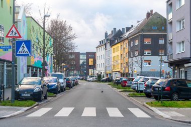 Dortmund, Almanya - 03 Ocak 2023: Dortmund 'da insanlarla sokak. Seyahat