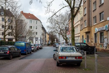 Dortmund, Almanya - 03 Ocak 2023: Dortmund 'da insanlarla sokak. Seyahat