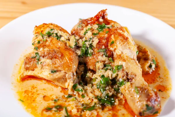 Шкмерули Традиционное Грузинское Блюдо Курицы Чесночном Соусе Белой Тарелке Еда — стоковое фото