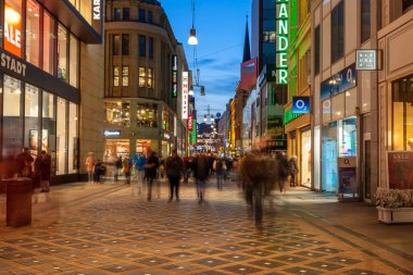 Dortmund, Almanya - 03 Ocak 2023: gece Dortmund 'un güzel manzarası. Seyahat