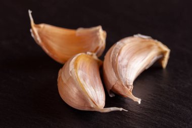 Siyah arka planda beyaz sarımsak. Sebze, vitamin.