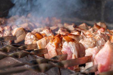 Geleneksel Gürcü Mtsvadi, kömürleri dumanla kızart. Shashlik, barbekü.