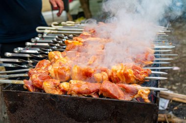 Geleneksel Gürcü Mtsvadi, kömürleri dumanla kızart. Shashlik, barbekü.