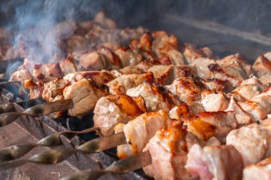 Geleneksel Gürcü Mtsvadi, kömürleri dumanla kızart. Shashlik, barbekü.