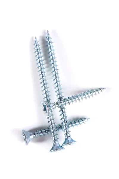 白色背景上的铬螺丝 钢制特写自攻螺钉 — 图库照片