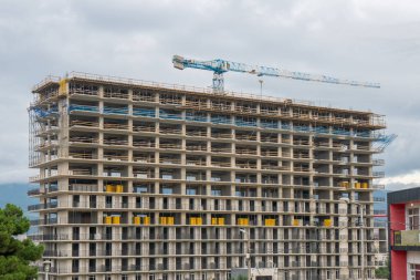 Yüksek inşaat alanı. Tiflis şehrinde bir konut inşaatı. Mimari