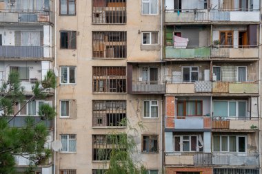Tipik sosyalist apartman bloğu Tiflis 'te. Georgia