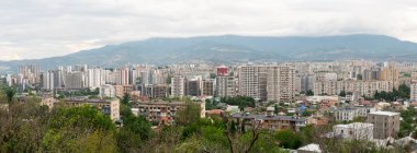 Tiflis, Gldani, Mukhiani kentinin panoramik manzarası. Georgia