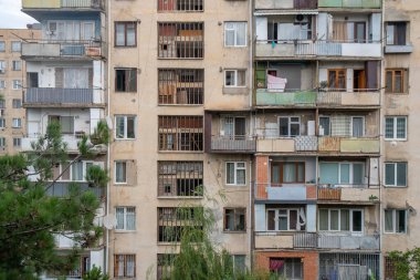 Tipik sosyalist apartman bloğu Tiflis 'te. Georgia
