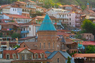 Eski Tiflis 'te ahşap balkonları olan renkli geleneksel evler. Seyahat