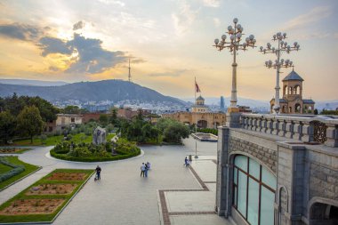 Tiflis, Gürcistan - 01 Ekim 2023: Sameba Kilisesi 'nden Tiflis manzarası. Seyahat