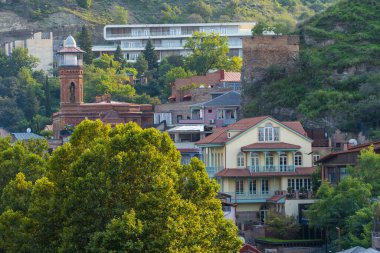 Eski Tiflis 'te ahşap balkonları olan renkli geleneksel evler. Seyahat