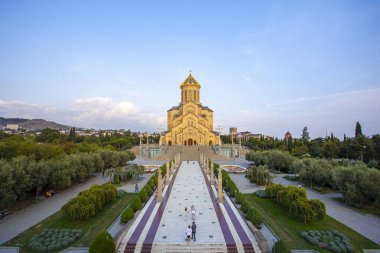 Tiflis, Gürcistan - 01 Ekim 2023: Tsminda Sameba, Kutsal Üçlemeci Katedrali. Din