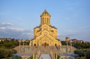 Tiflis, Gürcistan - 01 Ekim 2023: Tsminda Sameba, Kutsal Üçlemeci Katedrali. Din