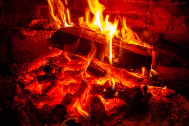 Şöminede yanan odun yakın çekim, solucan.