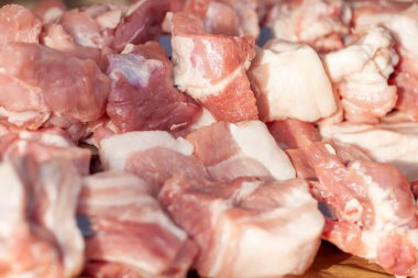 Mtsvadi için taze et ve tuz kes, Şiş. Barbekü