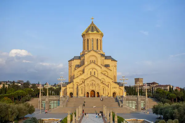 Tiflis, Gürcistan - 01 Ekim 2023: Tsminda Sameba, Kutsal Üçlemeci Katedrali. Din