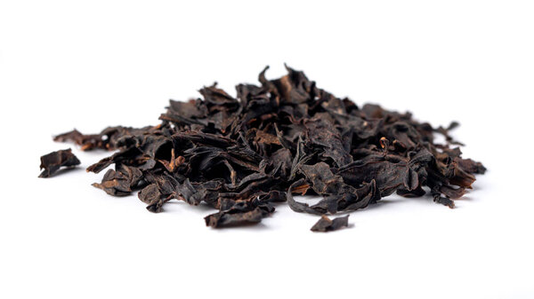 Куча черного чая изолированы на белом фоне. Пейте.