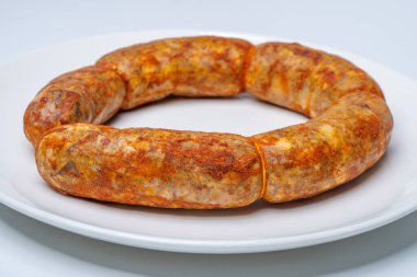 Geleneksel Gürcistan sosisi Kupati, çoğunlukla Mingrelia bölgesinde üretiliyor. Beyaz tabakta yemek