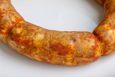 Geleneksel Gürcistan sosisi Kupati, çoğunlukla Mingrelia bölgesinde üretiliyor. Beyaz tabakta yemek