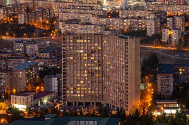 Geceleri eski Sovyet yerleşim bölgesi Gldani. Tiflis, Gürcistan