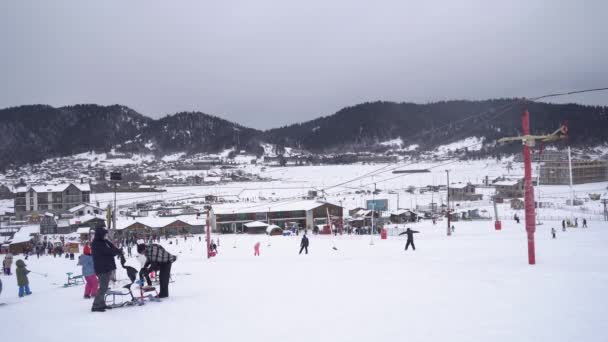 2023年12月24日 格鲁吉亚巴库里亚尼 巴库里亚尼滑雪和滑雪场的游客 Bakuriani度假胜地 — 图库视频影像