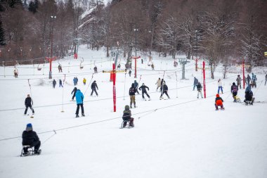 Bakuriani, Gürcistan - 24 Aralık 2023: Bakuriani 'de hafif kayak pisti. Spor.