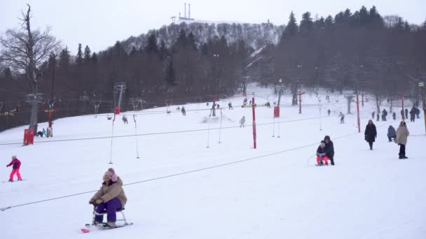 2023年12月24日 格鲁吉亚巴库里亚尼 巴库里亚尼滑雪和滑雪场的游客 Bakuriani度假胜地 — 图库视频影像