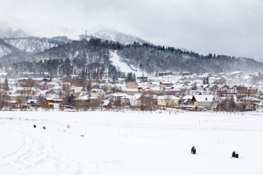 Bakuriani manzarası, Gürcistan 'da kış tatili. Spor eğlencesi.