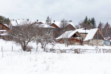 Bakuriani 'de karla kaplı özel evler. Kış merkezi