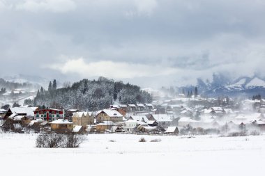 Bakuriani manzarası, Gürcistan 'da kış tatili. Spor eğlencesi.