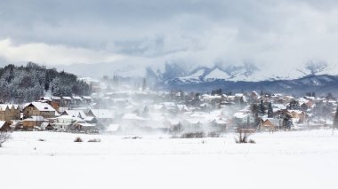 Bakuriani manzarası, Gürcistan 'da kış tatili. Spor eğlencesi.