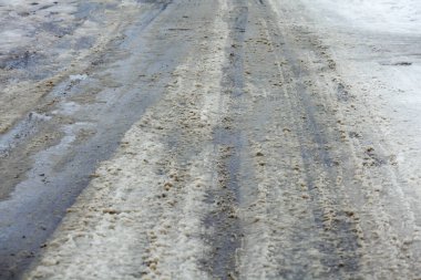 Asfalt kar ve kir üzerinde eriyen kar. ortam