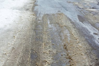 Asfalt kar ve kir üzerinde eriyen kar. ortam