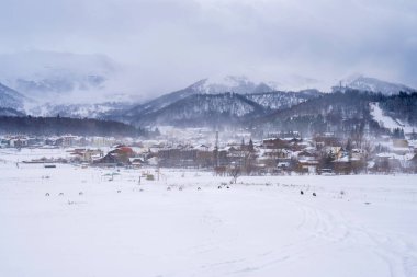 Bakuriani manzarası, Gürcistan 'da kış tatili. Spor eğlencesi.