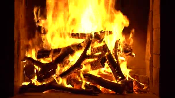 火堆中的火苗 家庭舒适和温暖的概念 — 图库视频影像