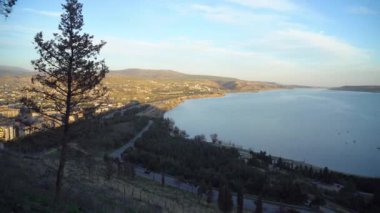 Yüksek irtifadan inanılmaz manzaralı Tiflis deniz kenarı, Georgia.