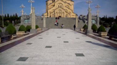 Tiflis, Gürcistan - 09 Nisan 2024: Tiflis Kutsal Üçlü Katedrali - Tiflis 'teki Gürcistan Ortodoks Kilisesi' nin ana katedrali Sameba