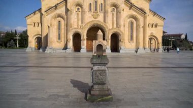 Tiflis, Gürcistan - 09 Nisan 2024: Tiflis Kutsal Üçlü Katedrali - Tiflis 'teki Gürcistan Ortodoks Kilisesi' nin ana katedrali Sameba