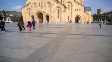 Tiflis, Gürcistan - 09 Nisan 2024: Tiflis Kutsal Üçlü Katedrali - Tiflis 'teki Gürcistan Ortodoks Kilisesi' nin ana katedrali Sameba