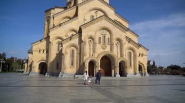 Tiflis, Gürcistan - 09 Nisan 2024: Tiflis Kutsal Üçlü Katedrali - Tiflis 'teki Gürcistan Ortodoks Kilisesi' nin ana katedrali Sameba