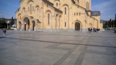 Tiflis, Gürcistan - 09 Nisan 2024: Tiflis Kutsal Üçlü Katedrali - Tiflis 'teki Gürcistan Ortodoks Kilisesi' nin ana katedrali Sameba