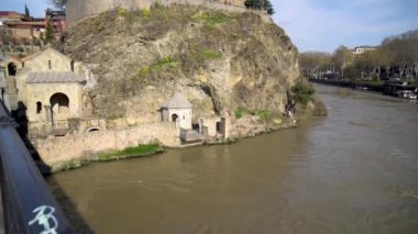 Tiflis, Gürcistan - 09 Nisan 2024: Eski Tiflis, Metekhi Kilisesi, Kura nehri yakınlarındaki uçurum. Seyahat