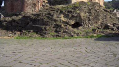 Tiflis, Gürcistan - 09 Nisan 2024: Eski Tiflis, Metekhi Kilisesi, Kura nehri yakınlarındaki uçurum. Seyahat