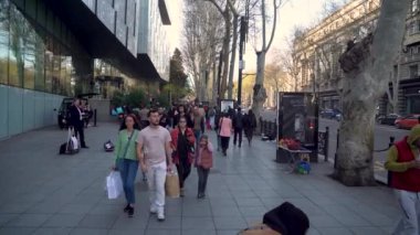 Tiflis, Gürcistan - 09 Nisan 2024: Rustaveli Caddesi 'nde yürüyen insanlar