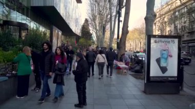 Tiflis, Gürcistan - 09 Nisan 2024: Rustaveli Caddesi 'nde yürüyen insanlar