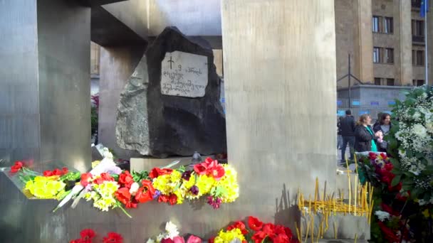格鲁吉亚第比利斯 2024年4月9日 在第比利斯格鲁吉亚议会前的4月9日纪念碑前开花 — 图库视频影像