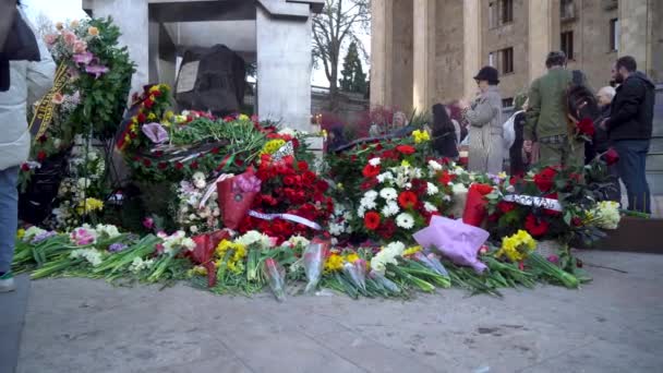 Tbilisi Gruzja Kwietnia 2024 Kwiaty Przy Pomniku Kwietnia Przed Parlamentem — Wideo stockowe