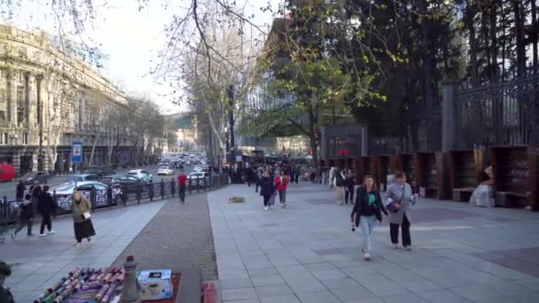 Tiflis Georgien April 2024 Menschen Auf Der Rustaweli Avenue — Stockvideo