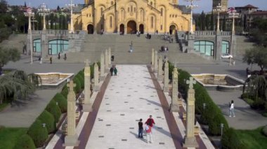 Tiflis, Gürcistan - 09 Nisan 2024: Tiflis Kutsal Üçlü Katedrali - Tiflis 'teki Gürcistan Ortodoks Kilisesi' nin ana katedrali Sameba